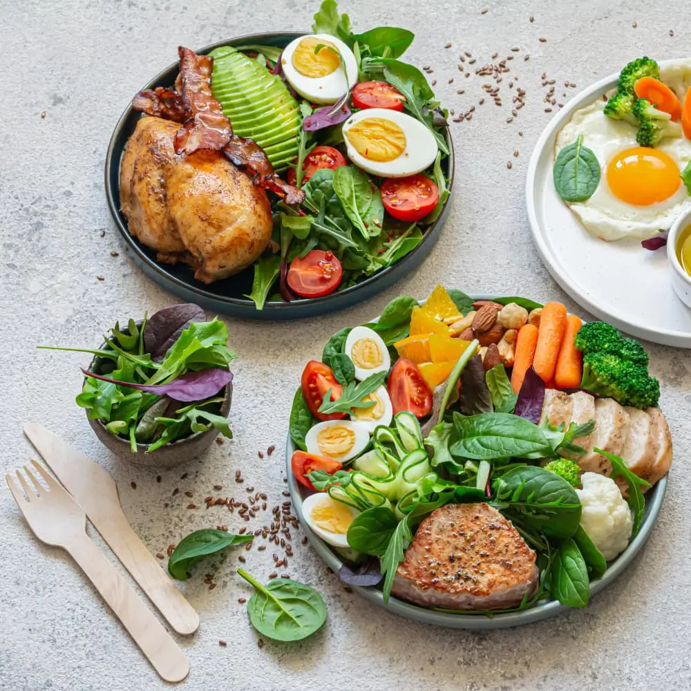 Plaques De Légumes Avec Viande, Poisson Et œufs Régime Complet