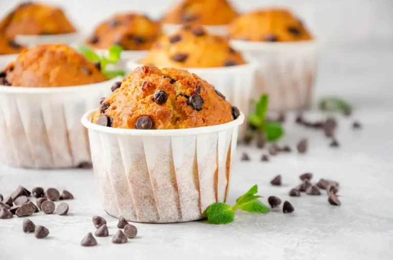 Muffins Aux Pépites De Chocolat Sur Fond De Béton Gris