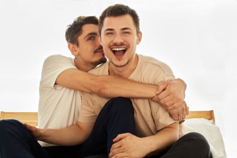 Portrait couple gay à la maison