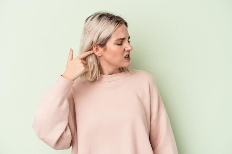Femme mal aux oreilles