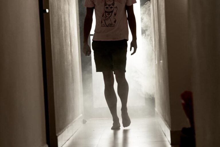 Homme qui tremble marche