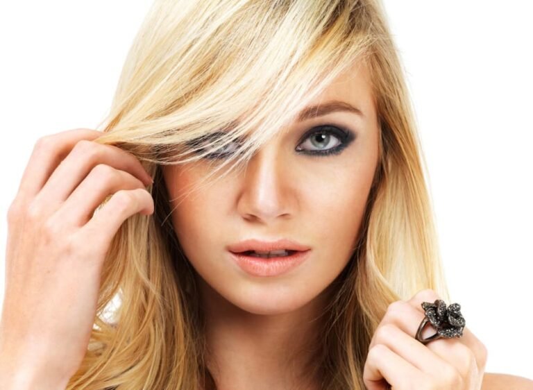 Portrait une femme blonde soin des cheveux