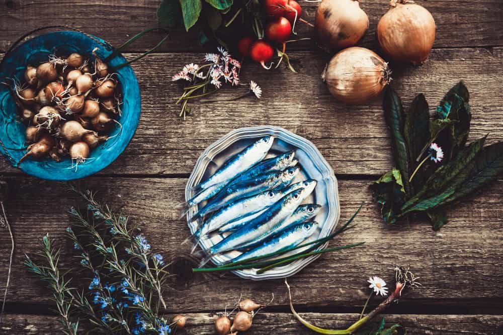 Sardines fraiches sur bois