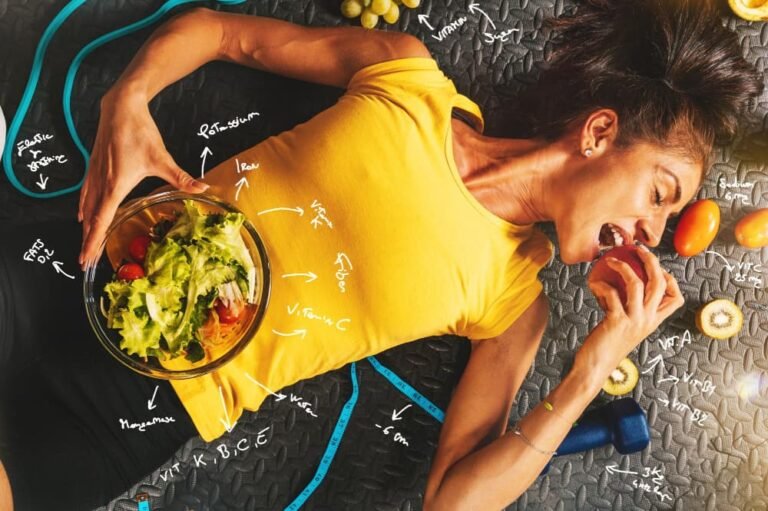 Une femme heureuse mange sainement