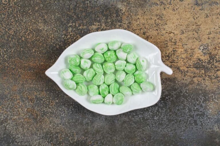 Bonbons au menthol vert sur plaque en forme de feuille