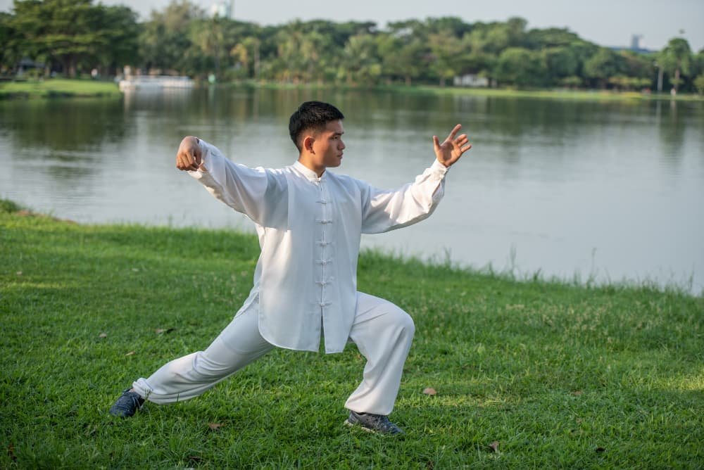 Homme asiatique travaillant avec Tai Chi le matin au parc