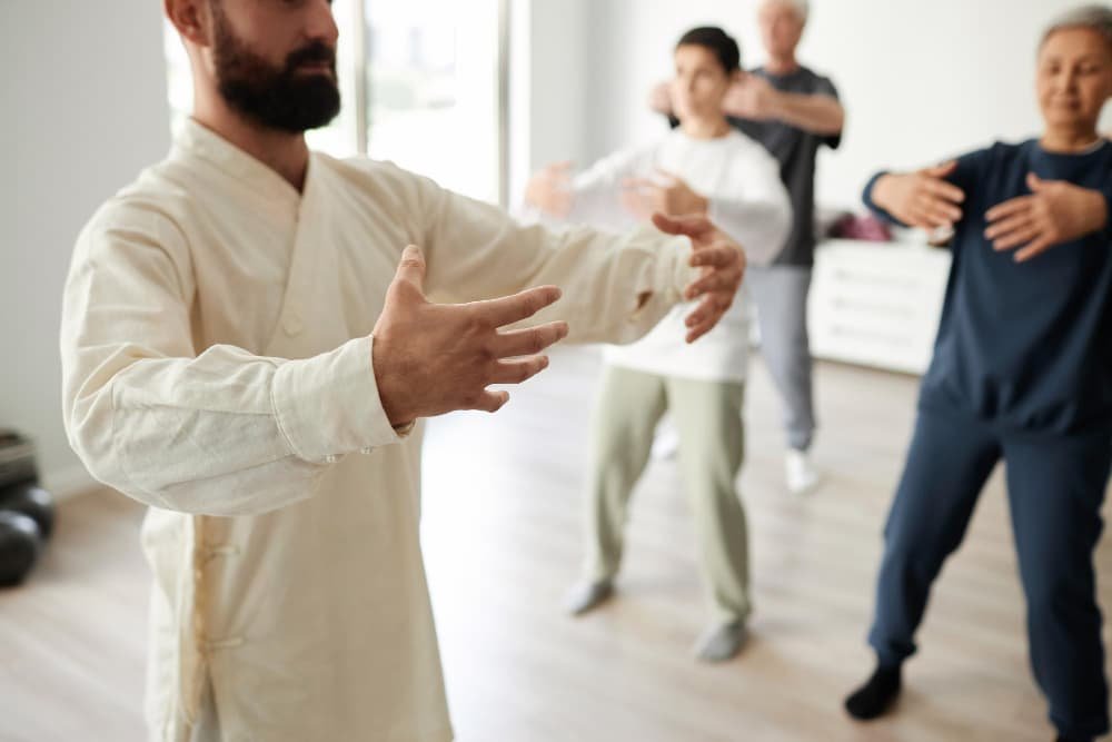 Le maître de Qigong enseigne la pose arbre