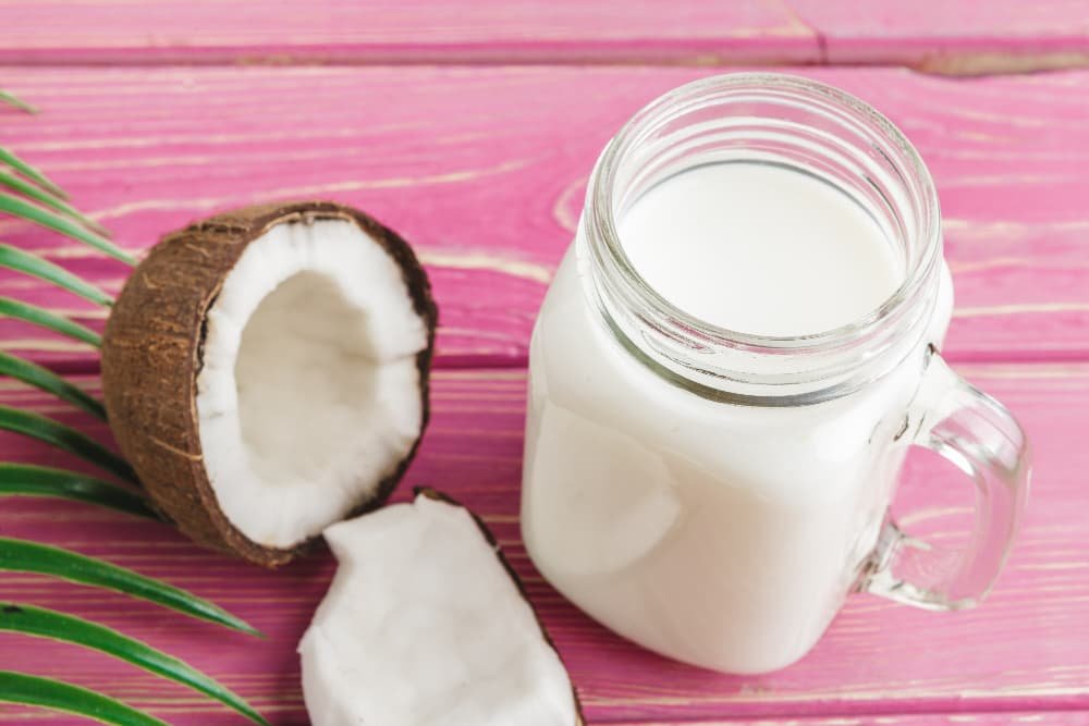 Noix de coco et un verre de lait de coco