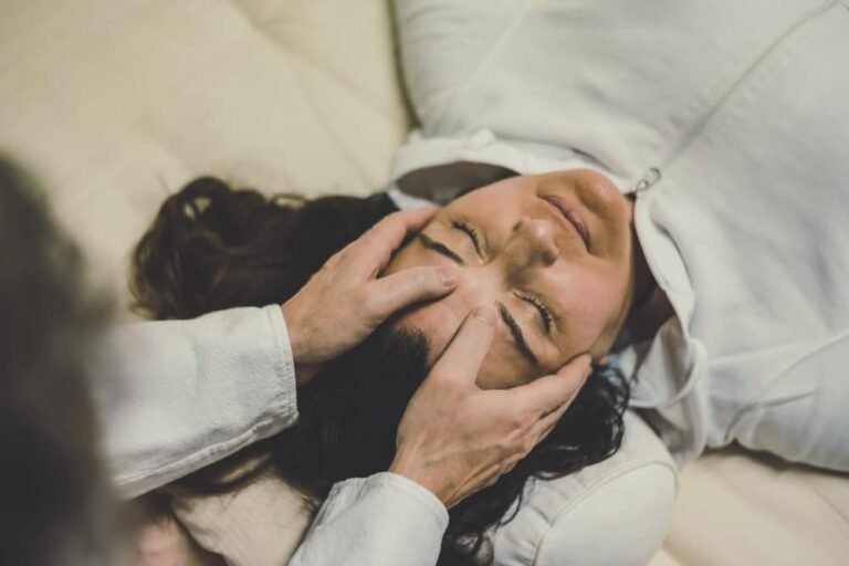 Portrait femme qui dort sur un lit