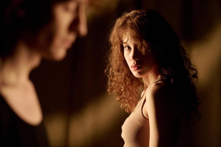 Un gros plan moyen jeune femme attrayante qui regarde