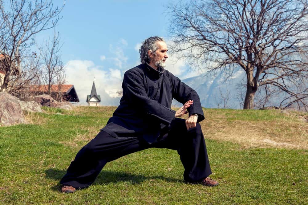 Un homme mûr pratiquant la discipline du tai chi