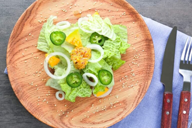 Une délicieuse salade de légumes sur la table