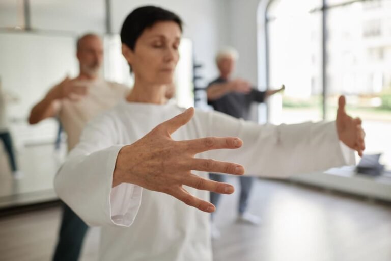 Une étudiante de qigong senior entraine