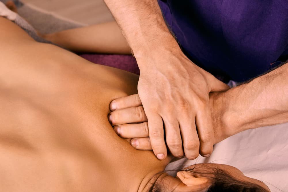 Vue rapprochée des mains massothérapeute