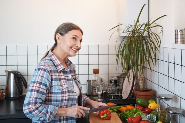 Femme âgée expressive qui cuisine