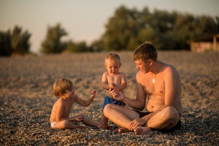 Enfants mignons avec père à la plage