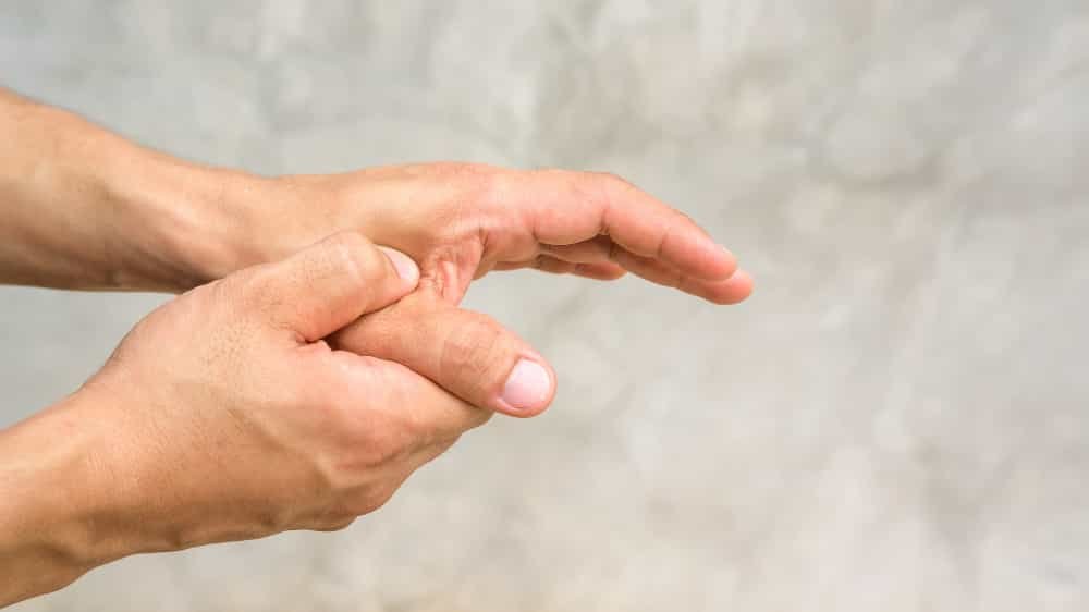 Homme ressentant de la douleur dans sa main