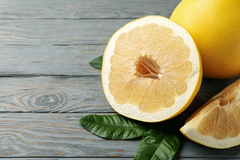 Pomelo mûr sur bois